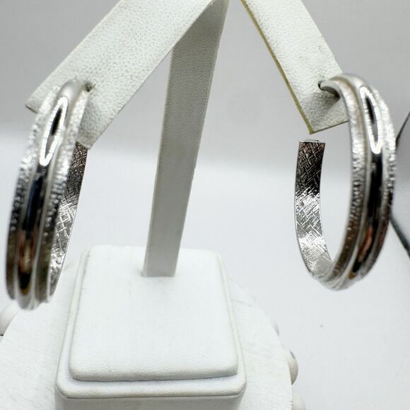 Sarah Coventry Vintage Silver Tone Textured Hoops Hoop Earrings - Picture 7 of 10